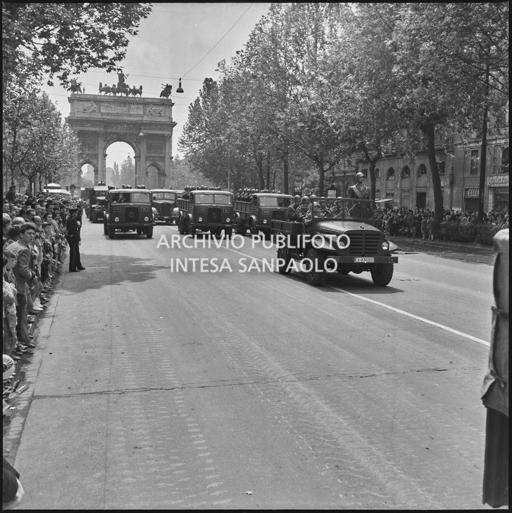 Sfilata dell'esercito italiano a bordo di mezzi militari lungo corso Sempione a Milano in occasione della festa per la proclamazione della Repubblica<br>215676