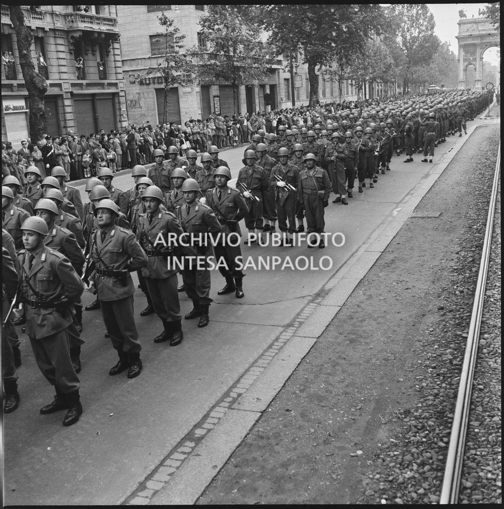 Sfilata dell'esercito italiano lungo corso Sempione a Milano in occasione della festa per la proclamazione della Repubblica<br>215677