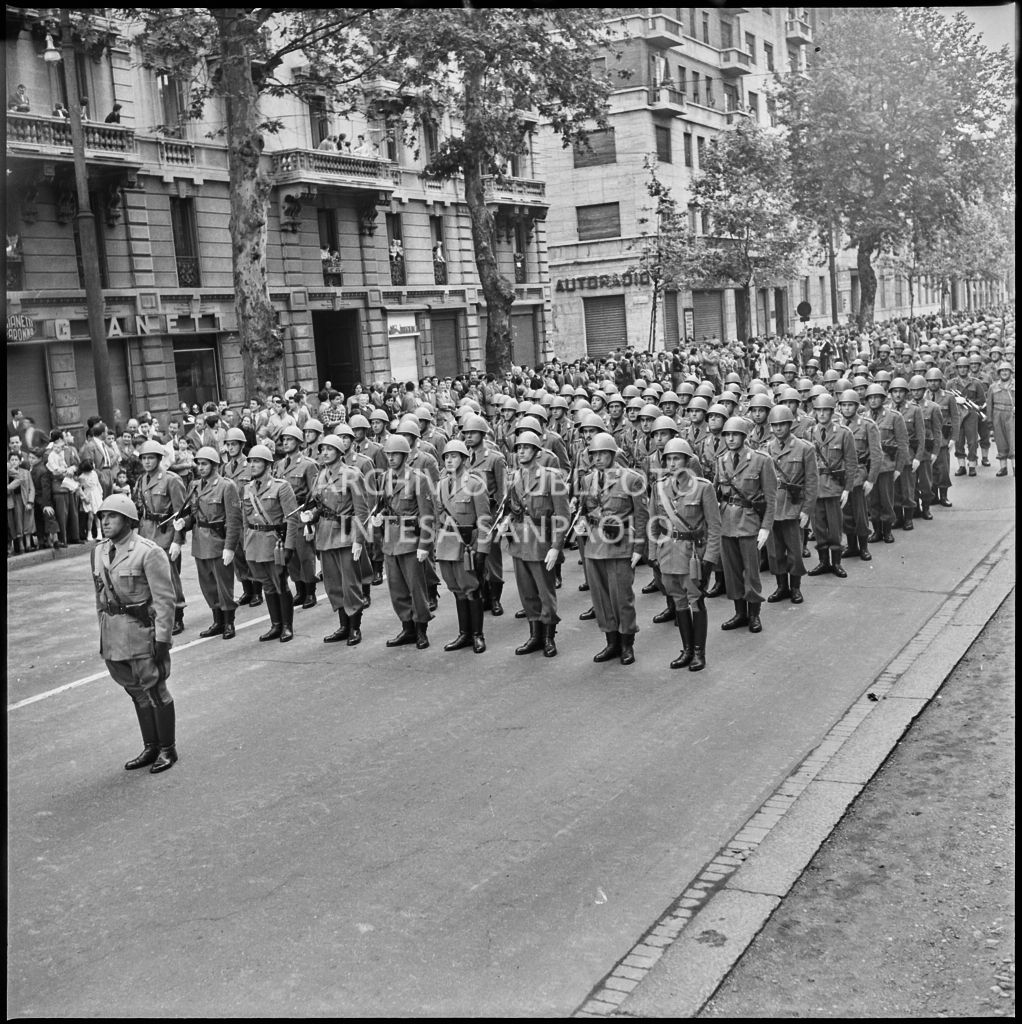 Sfilata dell'esercito italiano lungo corso Sempione a Milano in occasione della festa per la proclamazione della Repubblica<br>215678