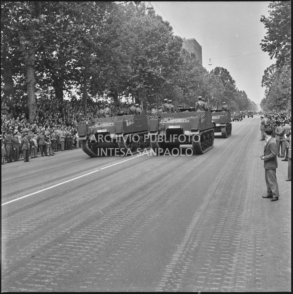 Sfilata di carri armati dell'esercito italiano lungo le vie di Milano gremite di gente in occasione della festa per la proclamazione della Repubblica<br>215679