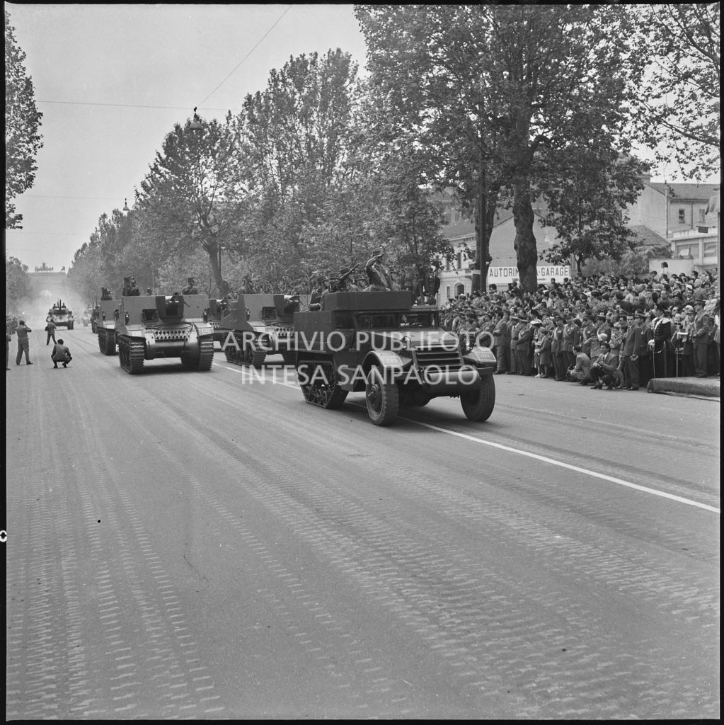 Sfilata di carri armati dell'esercito italiano lungo corso Sempione a Milano gremito di gente in occasione della festa per la proclamazione della Repubblica<br>215680