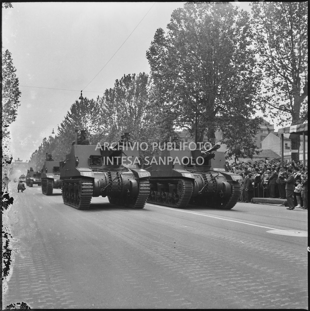 Sfilata di carri armati dell'esercito italiano lungo corso Sempione a Milano gremito di gente in occasione della festa per la proclamazione della Repubblica<br>215681