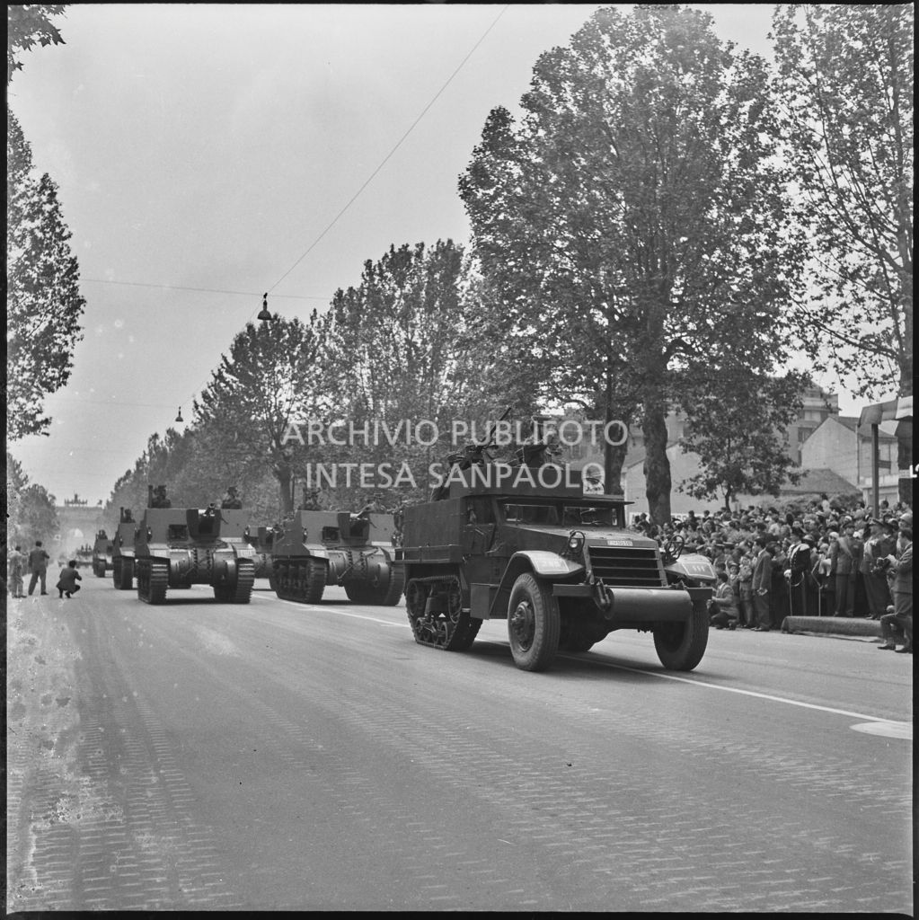 Sfilata di carri armati dell'esercito italiano lungo corso Sempione a Milano gremito di gente in occasione della festa per la proclamazione della Repubblica<br>215682