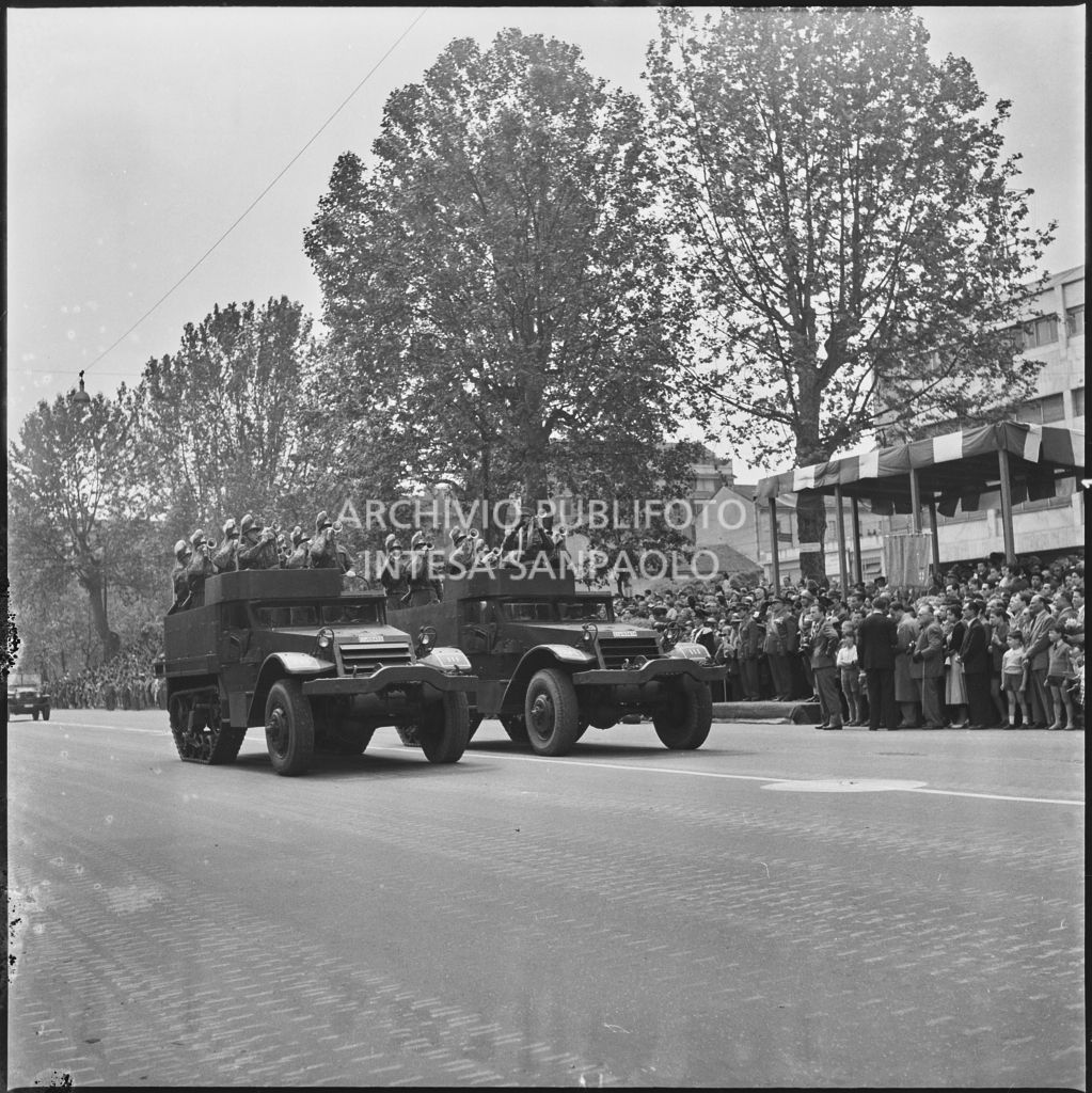 Sfilata dell'esercito italiano lungo corso Sempione a Milano gremito di gente in occasione della festa per la proclamazione della Repubblica<br>215683