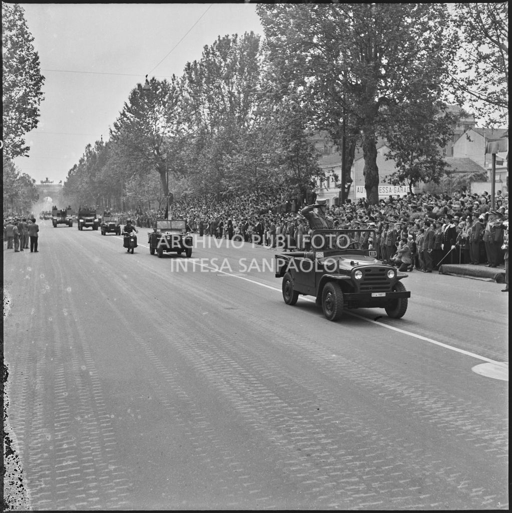 Sfilata dell'esercito italiano lungo corso Sempione a Milano gremito di gente in occasione della festa per la proclamazione della Repubblica<br>215684
