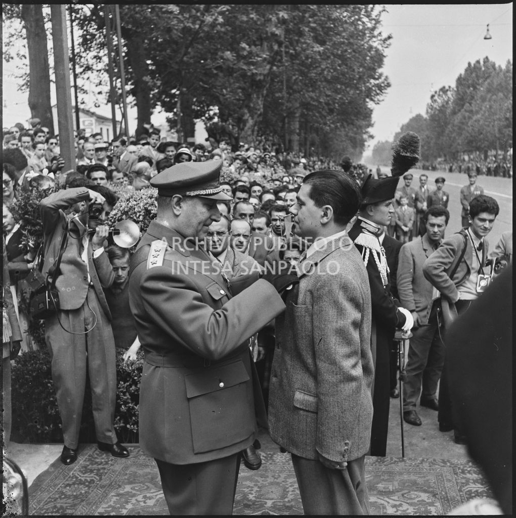Premiazione di un uomo da parte di un capo dell'esercito italiano in occasione della festa per la proclamazione della Repubblica a Milano<br>215685