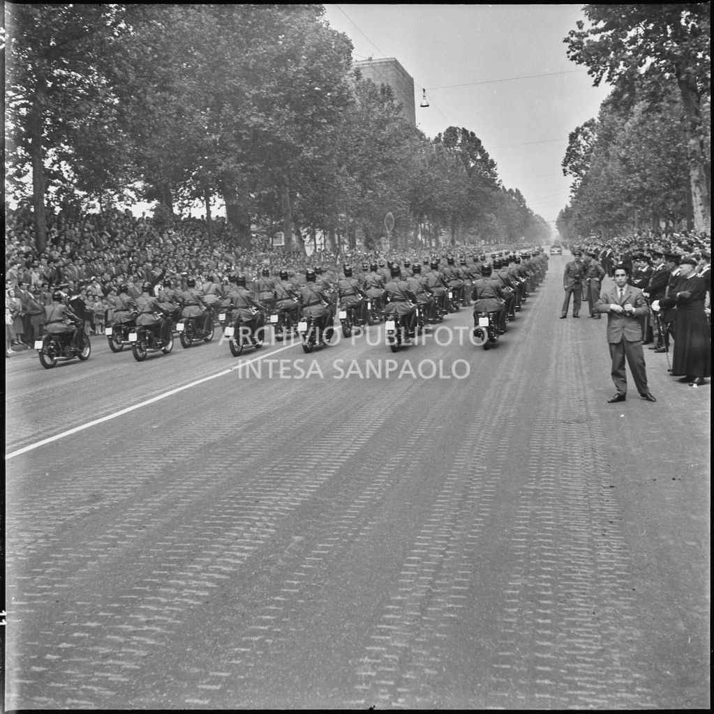 Sfilata dell'esercito italiano in motocicletta lungo corso Sempione a Milano gremito di gente in occasione della festa per la proclamazione della Repubblica<br>215686