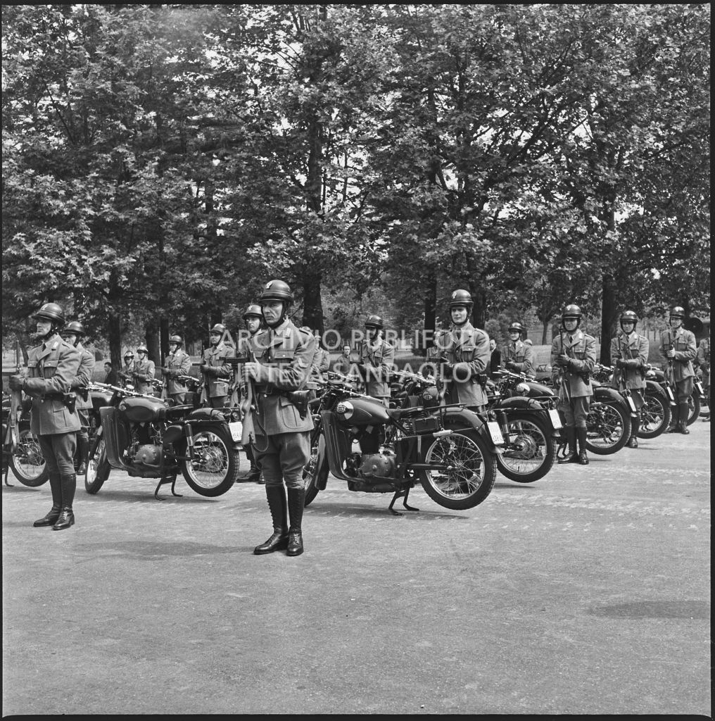 I motociclisti dell'esercito italiano sull'attenti nel parco Sempione di Milano in occasione della festa per la proclamazione della Repubblica<br>215687