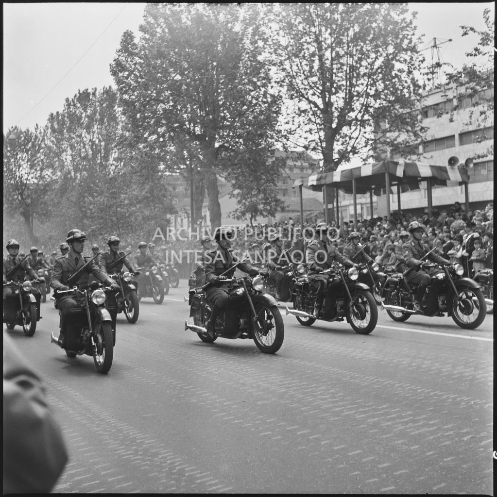 Sfilata dell'esercito italiano in motocicletta lungo corso Sempione a Milano gremito di gente in occasione della festa per la proclamazione della Repubblica<br>215688