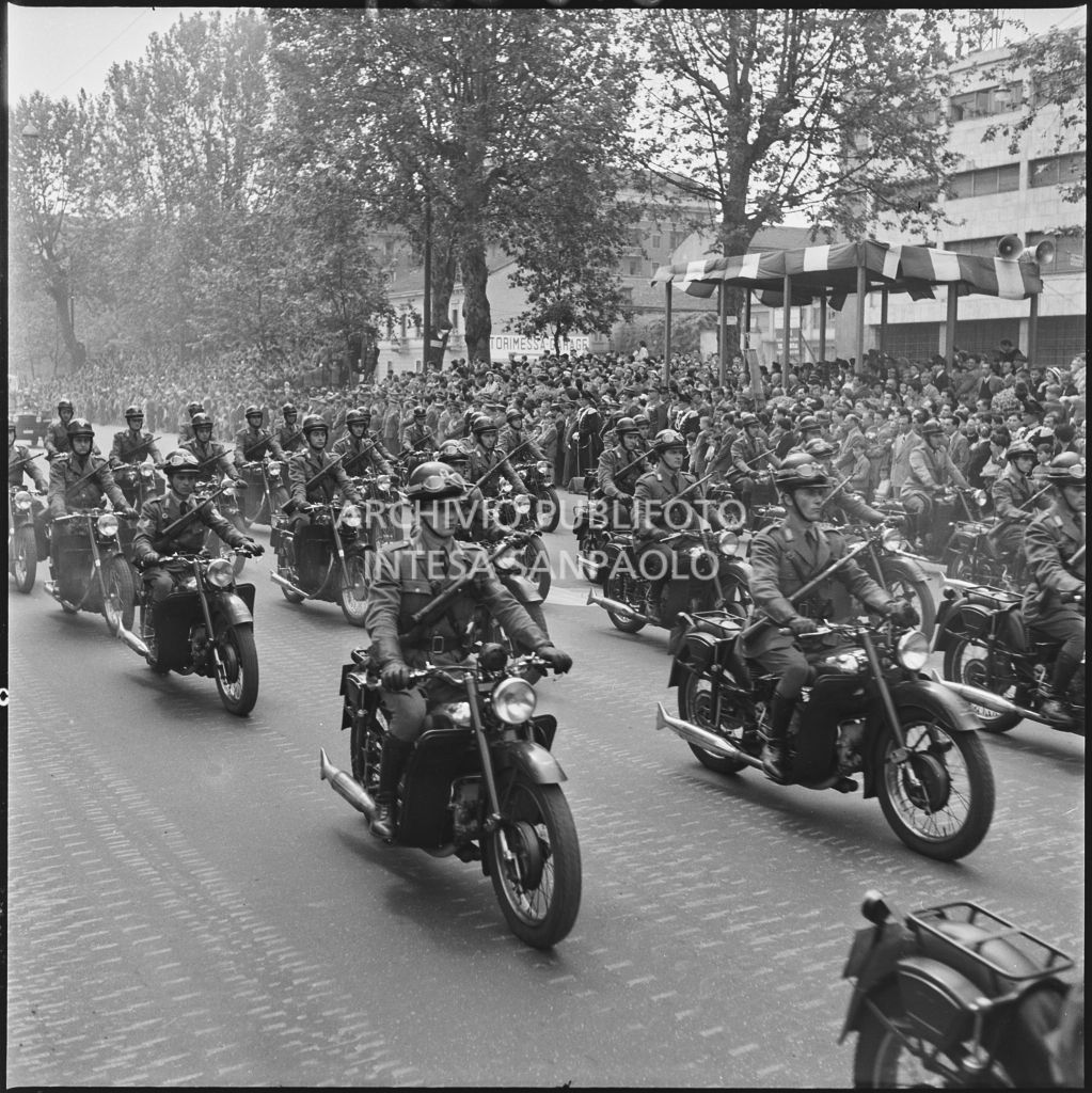 Sfilata dell'esercito italiano in motocicletta lungo corso Sempione a Milano gremito di gente in occasione della festa per la proclamazione della Repubblica<br>215689