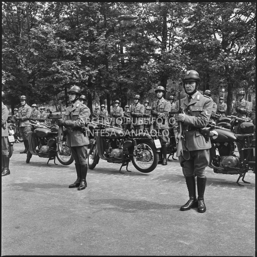 I motociclisti dell'esercito italiano sull'attenti nel parco Sempione di Milano in occasione della festa per la proclamazione della Repubblica<br>215690