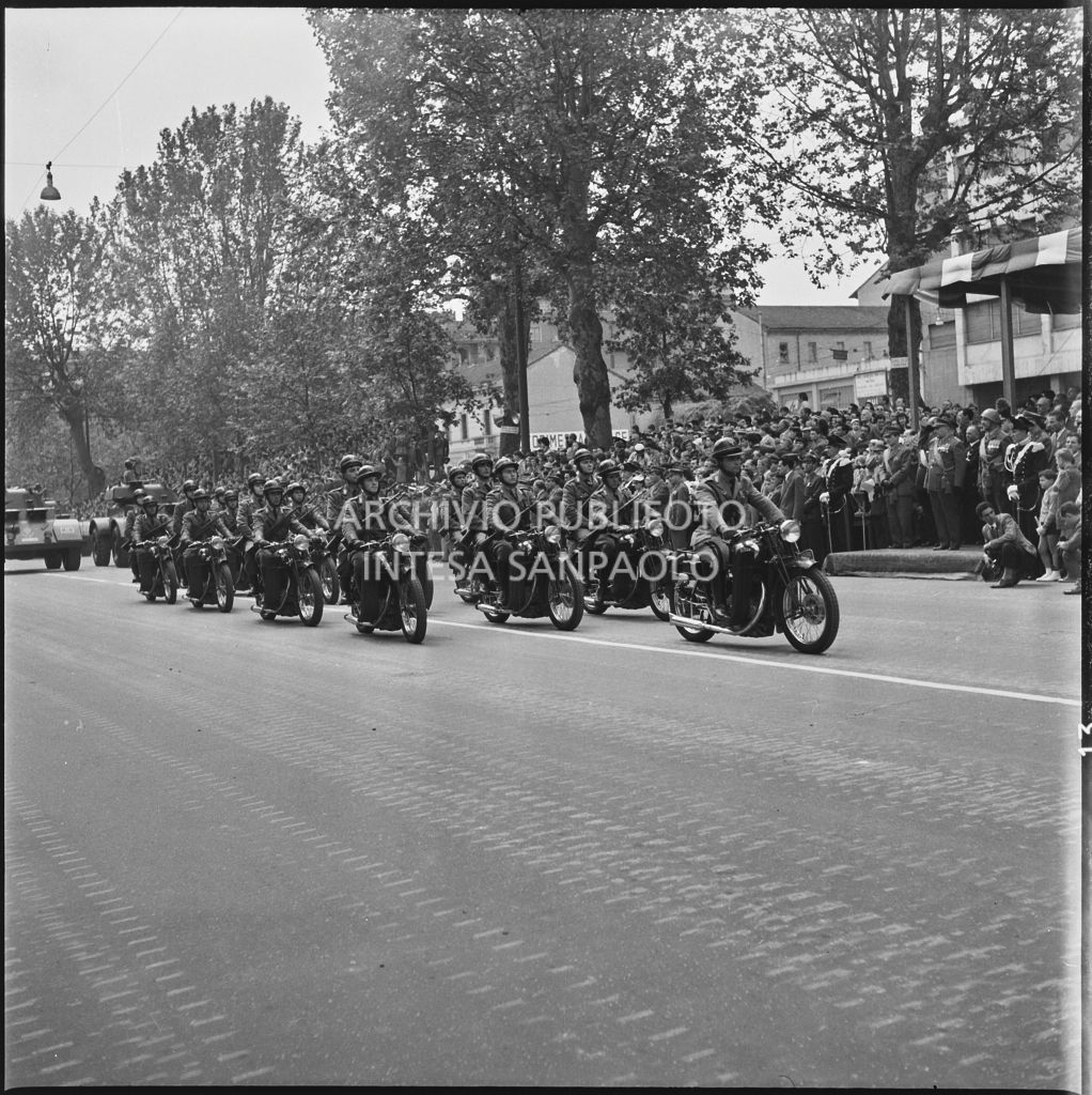 Sfilata dell'esercito italiano in motocicletta lungo corso Sempione a Milano gremito di gente in occasione della festa per la proclamazione della Repubblica<br>215691