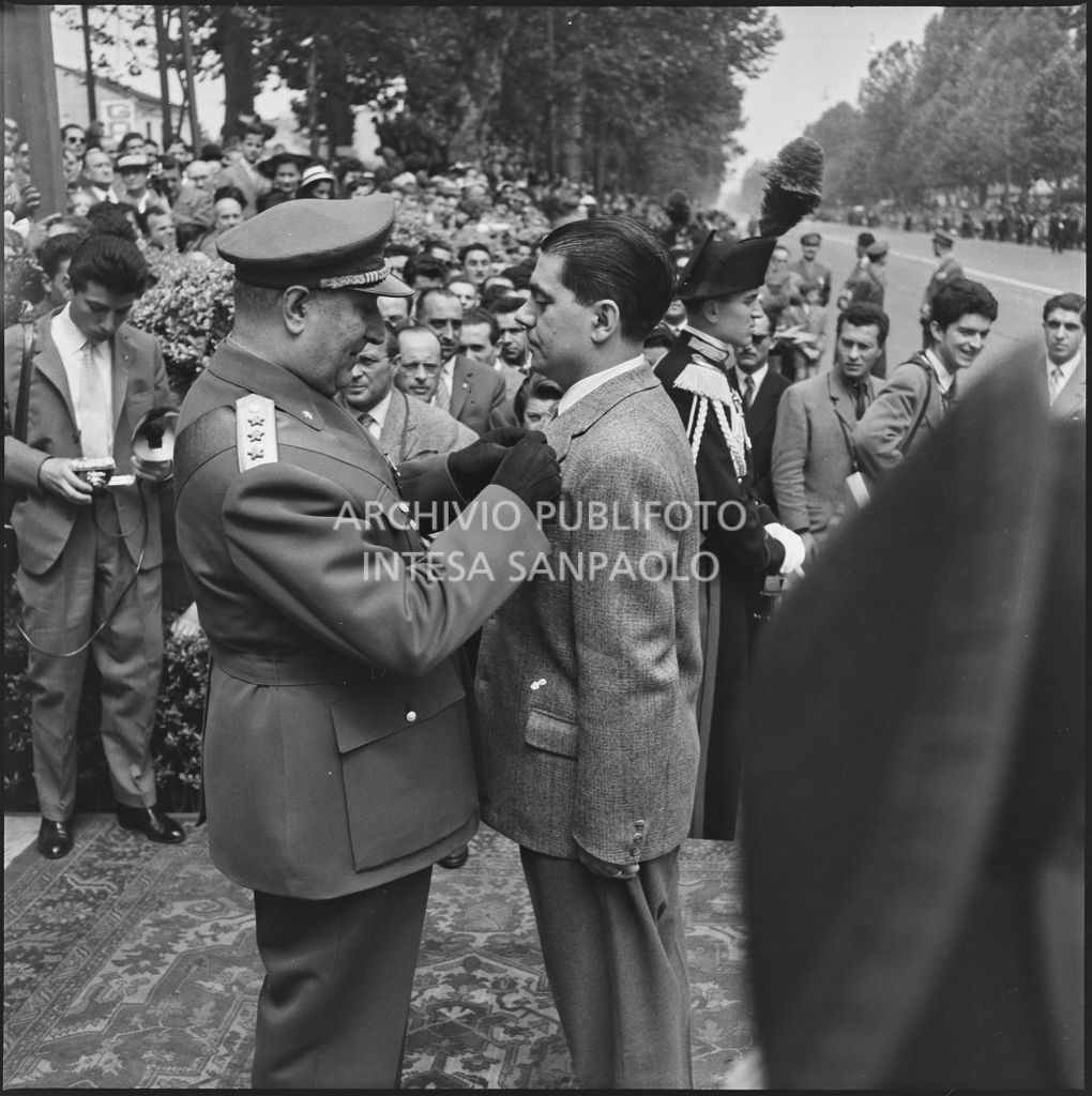Premiazione di un uomo da parte di un capo dell'esercito italiano in occasione della festa per la proclamazione della Repubblica a Milano<br>215692