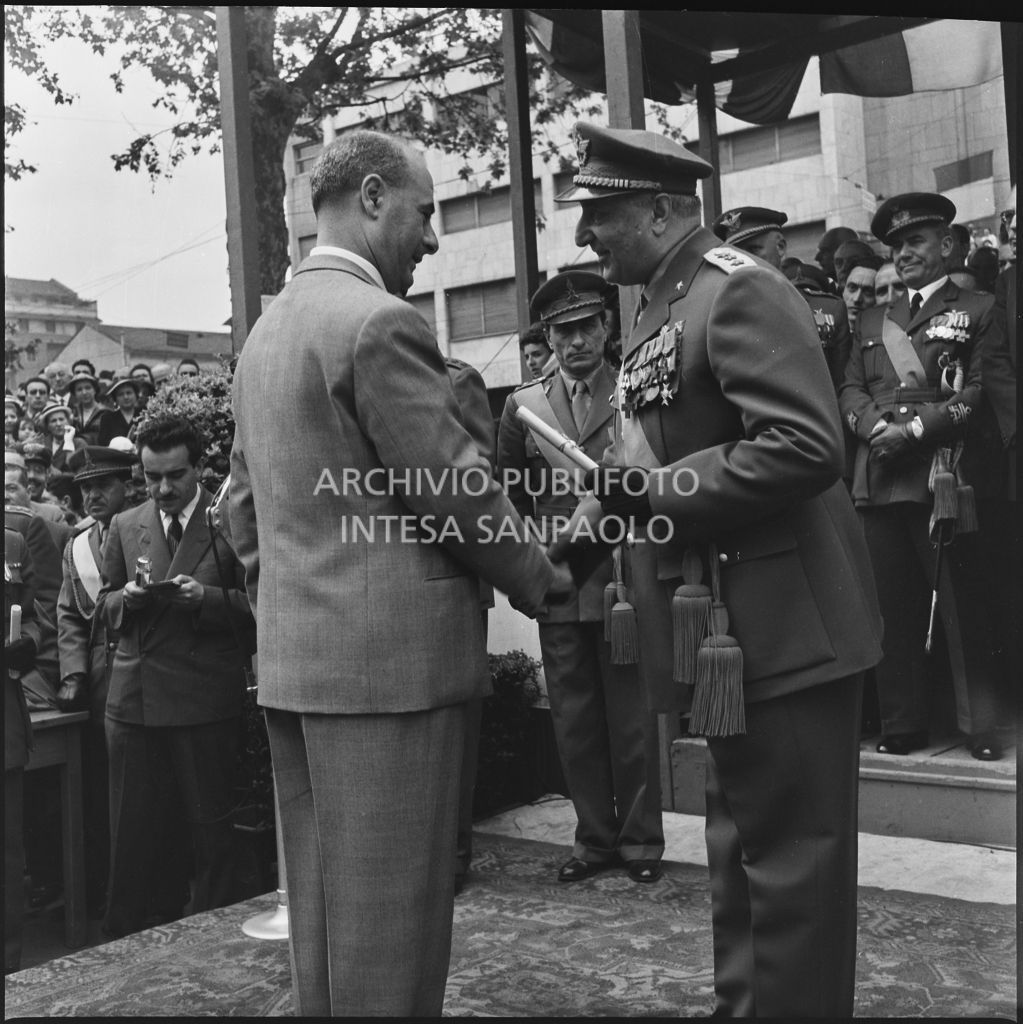 Premiazione di un uomo da parte di un capo dell'esercito italiano in occasione della festa per la proclamazione della Repubblica a Milano<br>215693