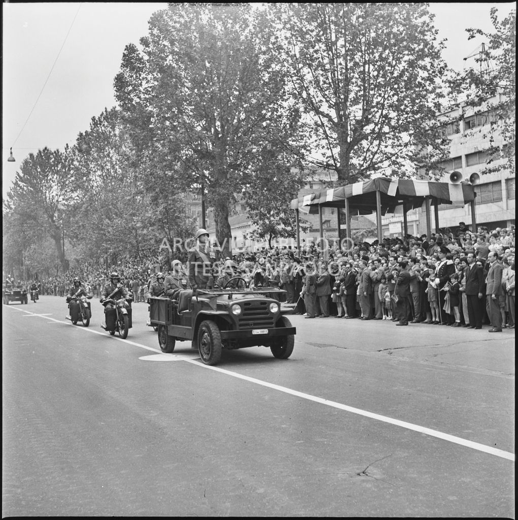 Sfilata dell'esercito italiano lungo corso Sempione a Milano gremito di gente in occasione della festa per la proclamazione della Repubblica<br>215694