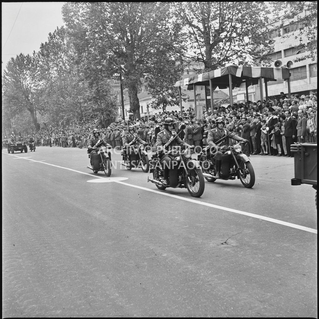 Sfilata dell'esercito italiano in motocicletta lungo corso Sempione a Milano gremito di gente in occasione della festa per la proclamazione della Repubblica<br>215695