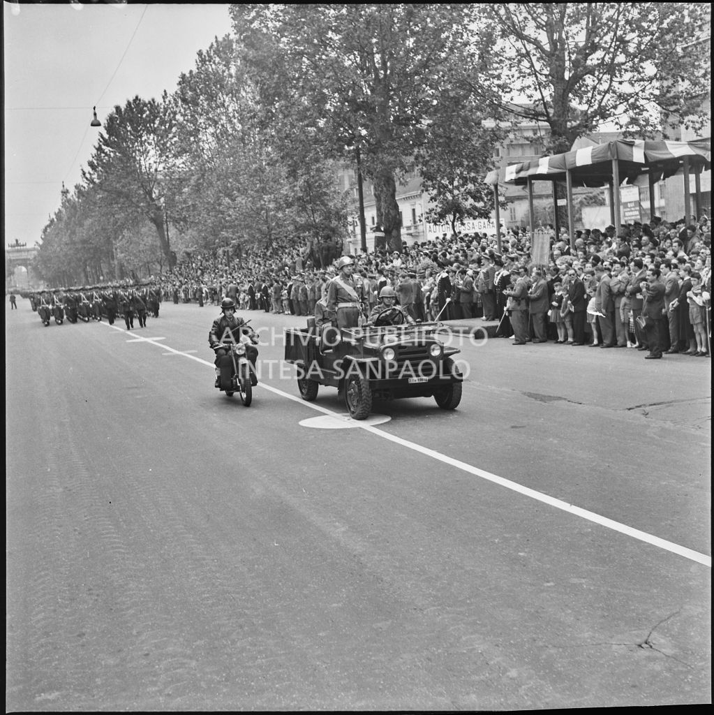 Sfilata dell'esercito italiano lungo corso Sempione a Milano gremito di gente in occasione della festa per la proclamazione della Repubblica<br>215696