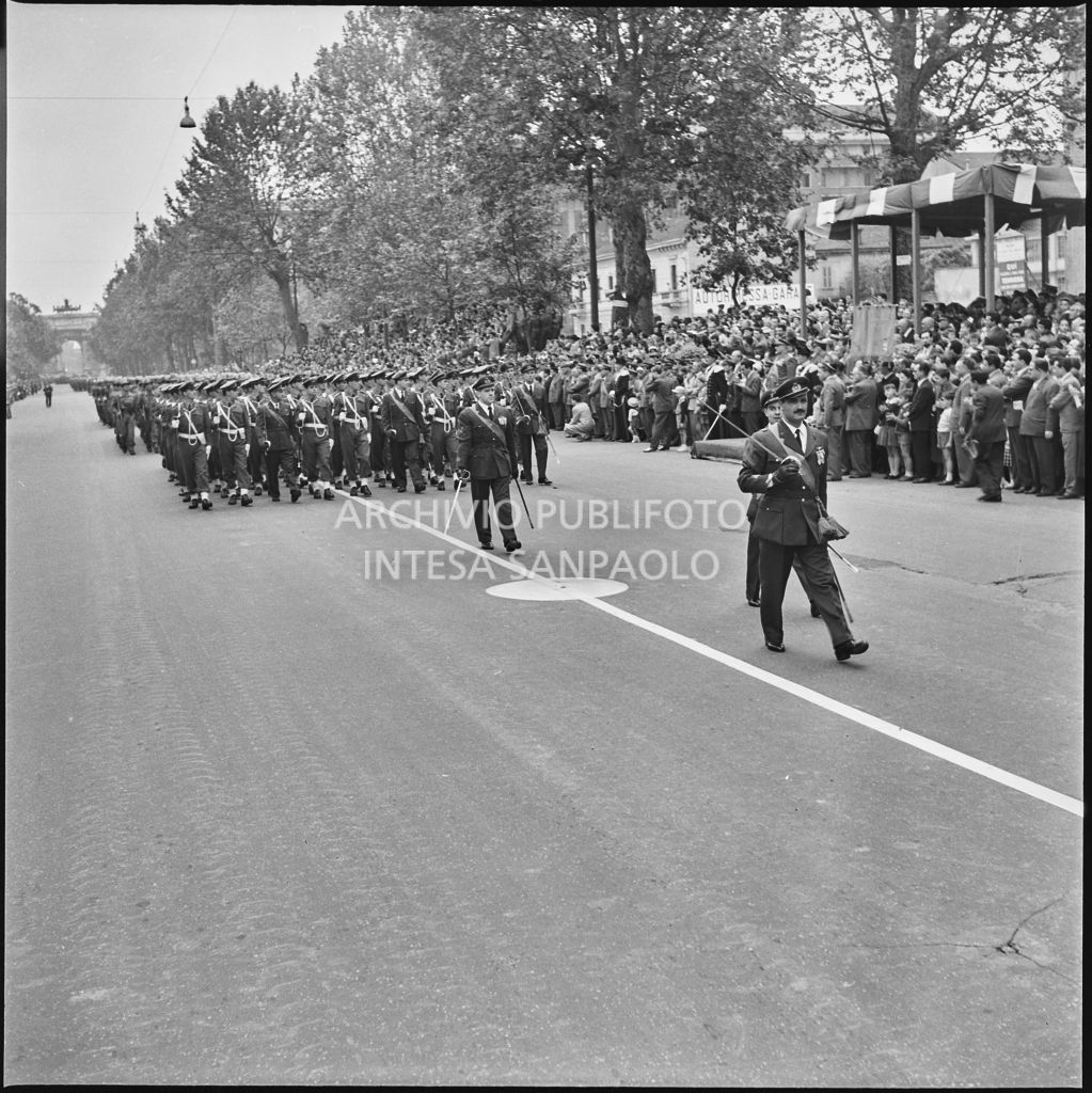 Sfilata dell'esercito italiano lungo corso Sempione a Milano gremito di gente in occasione della festa per la proclamazione della Repubblica<br>215697