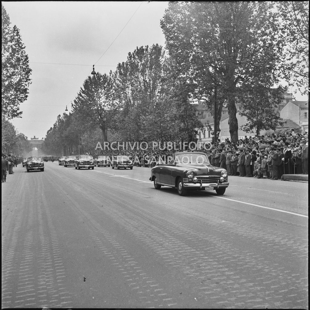 Sfilata dell'esercito italiano lungo corso Sempione a Milano gremito di gente in occasione della festa per la proclamazione della Repubblica<br>215698