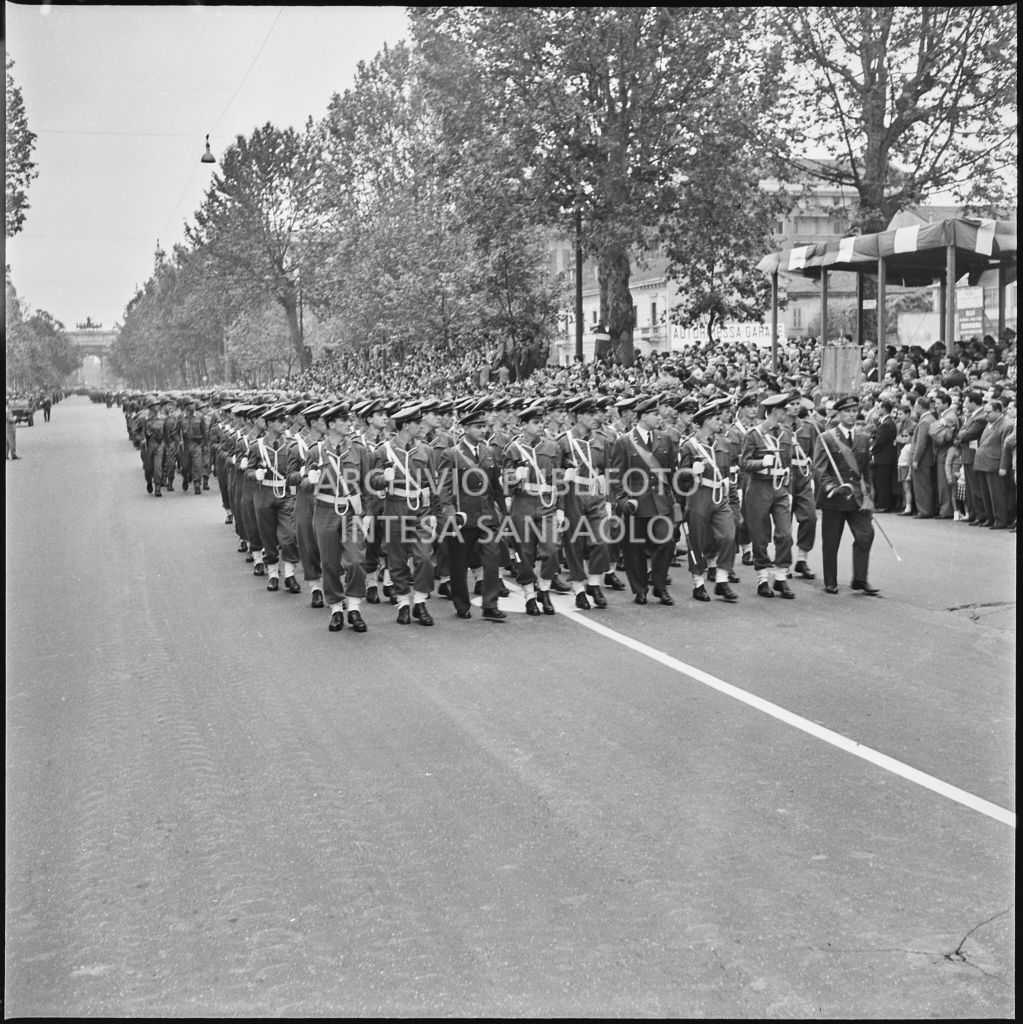 Sfilata della marina militare italiana lungo corso Sempione a Milano gremito di gente in occasione della festa per la proclamazione della Repubblica<br>215699