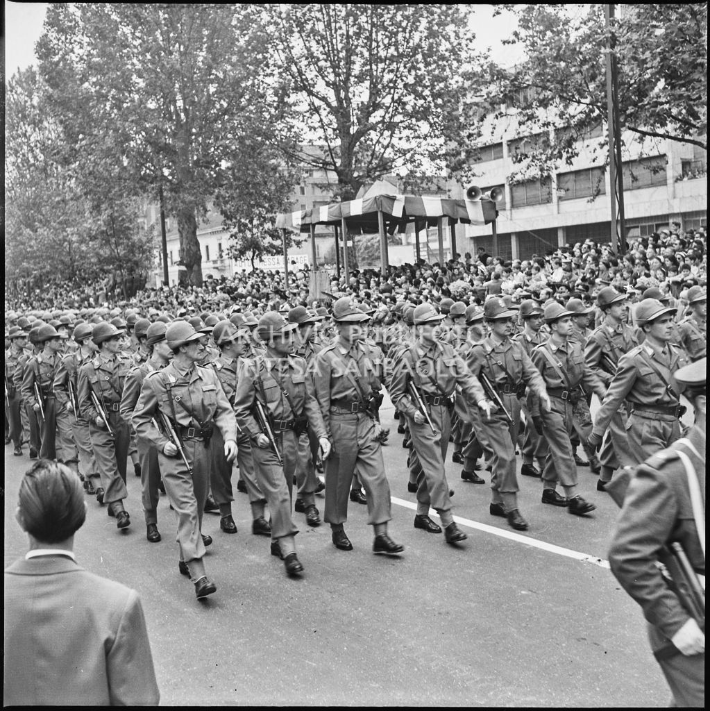 Sfilata dell'esercito italiano lungo corso Sempione a Milano gremito di gente in occasione della festa per la proclamazione della Repubblica<br>215700
