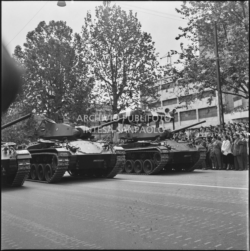 Sfilata di carri armati dell'esercito italiano lungo corso Sempione a Milano gremito di gente in occasione della festa per la proclamazione della Repubblica<br>215701