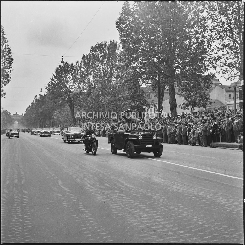 Sfilata dell'esercito italiano lungo corso Sempione a Milano gremito di gente in occasione della festa per la proclamazione della Repubblica<br>215702