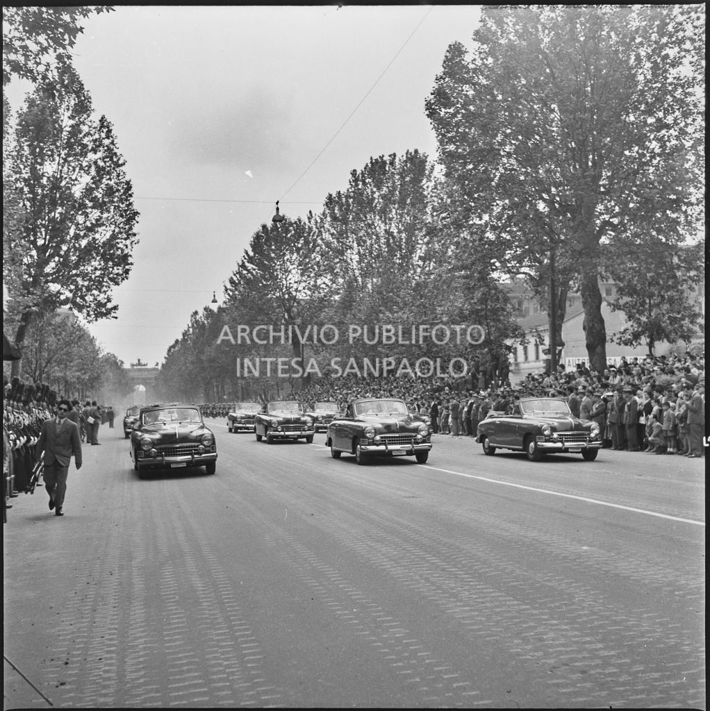 Sfilata dell'esercito italiano lungo corso Sempione a Milano gremito di gente in occasione della festa per la proclamazione della Repubblica<br>215703