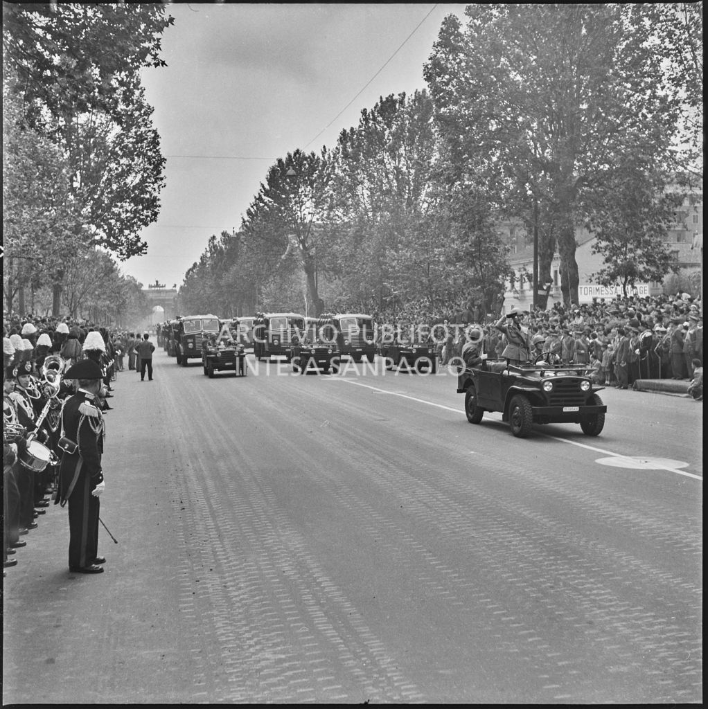 Sfilata dell'esercito italiano lungo corso Sempione a Milano gremito di gente in occasione della festa per la proclamazione della Repubblica<br>215704