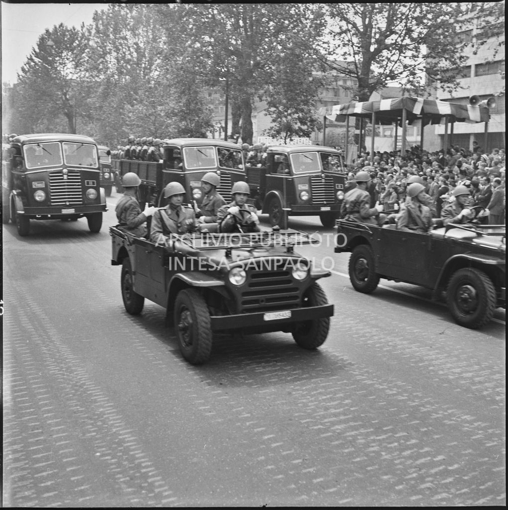 Sfilata dell'esercito italiano lungo corso Sempione a Milano gremito di gente in occasione della festa per la proclamazione della Repubblica<br>215705