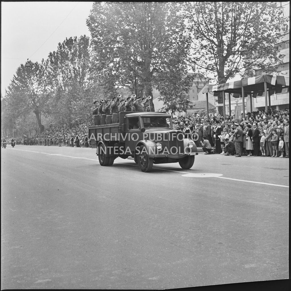 Sfilata dell'esercito italiano lungo corso Sempione a Milano gremito di gente in occasione della festa per la proclamazione della Repubblica<br>215706