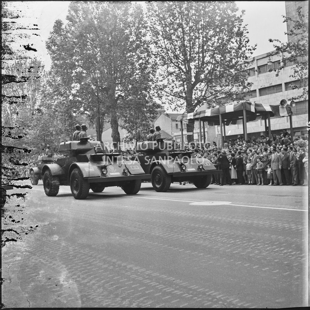 Sfilata di carri armati dell'esercito italiano lungo corso Sempione a Milano gremito di gente in occasione della festa per la proclamazione della Repubblica<br>215707