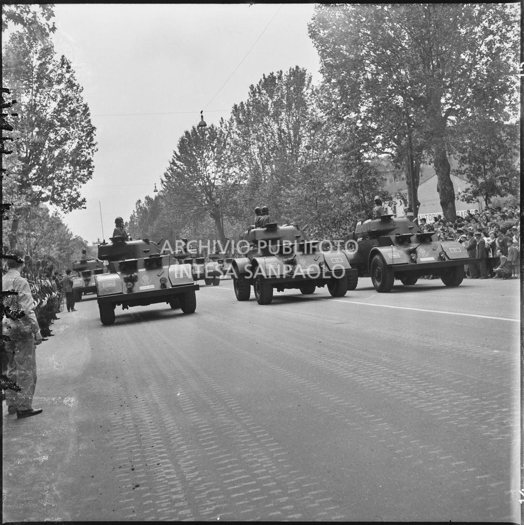 Sfilata di carri armati dell'esercito italiano lungo corso Sempione a Milano gremito di gente in occasione della festa per la proclamazione della Repubblica<br>215708