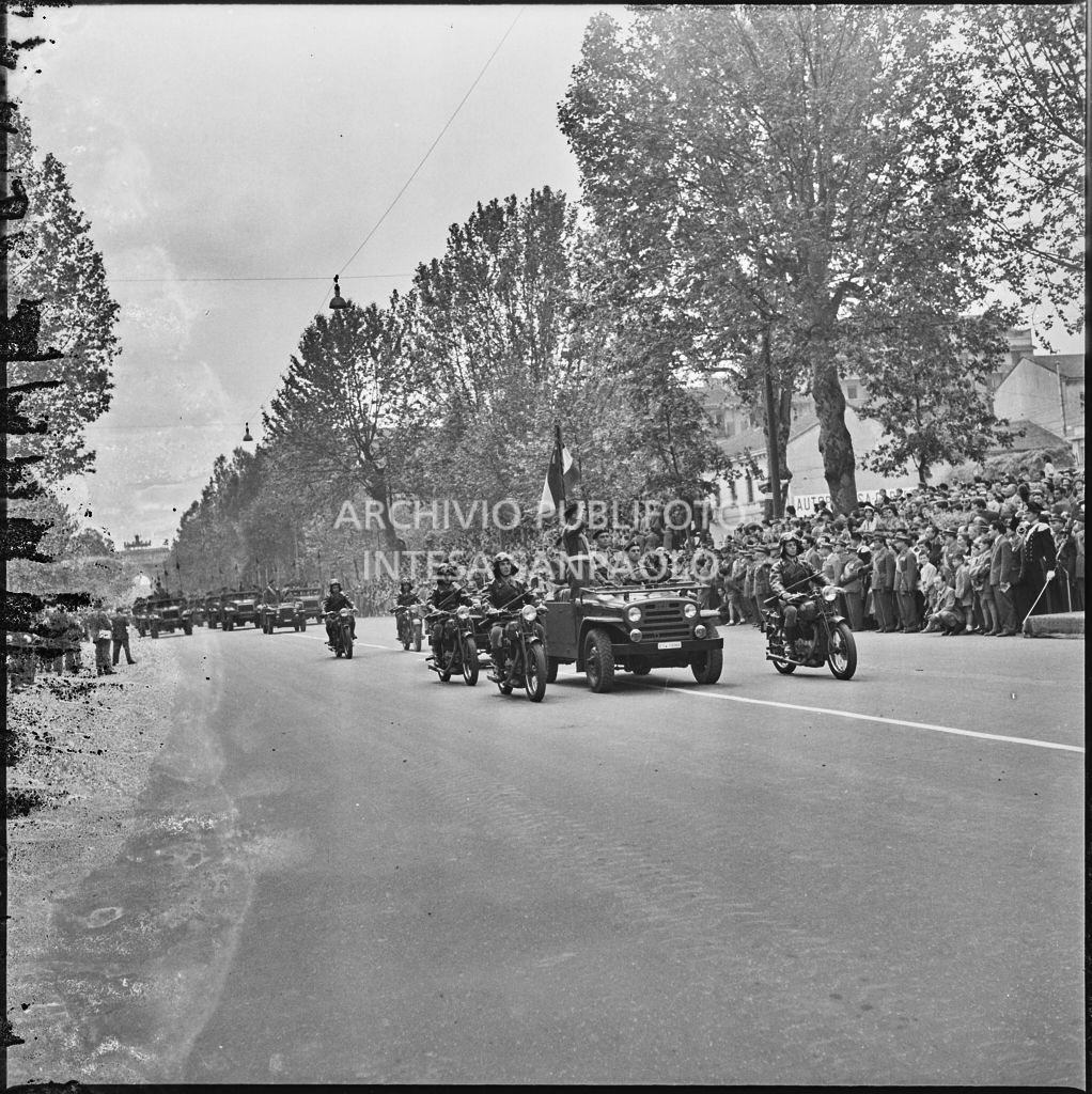 Sfilata dell'esercito italiano lungo corso Sempione a Milano gremito di gente in occasione della festa per la proclamazione della Repubblica<br>215709