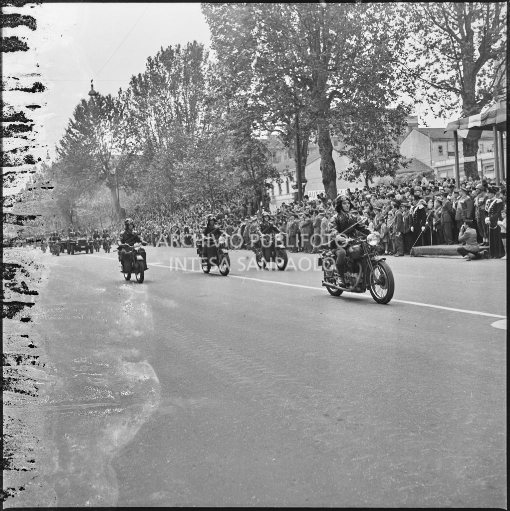 Sfilata dell'esercito italiano in motocicletta lungo corso Sempione a Milano gremito di gente in occasione della festa per la proclamazione della Repubblica<br>215710