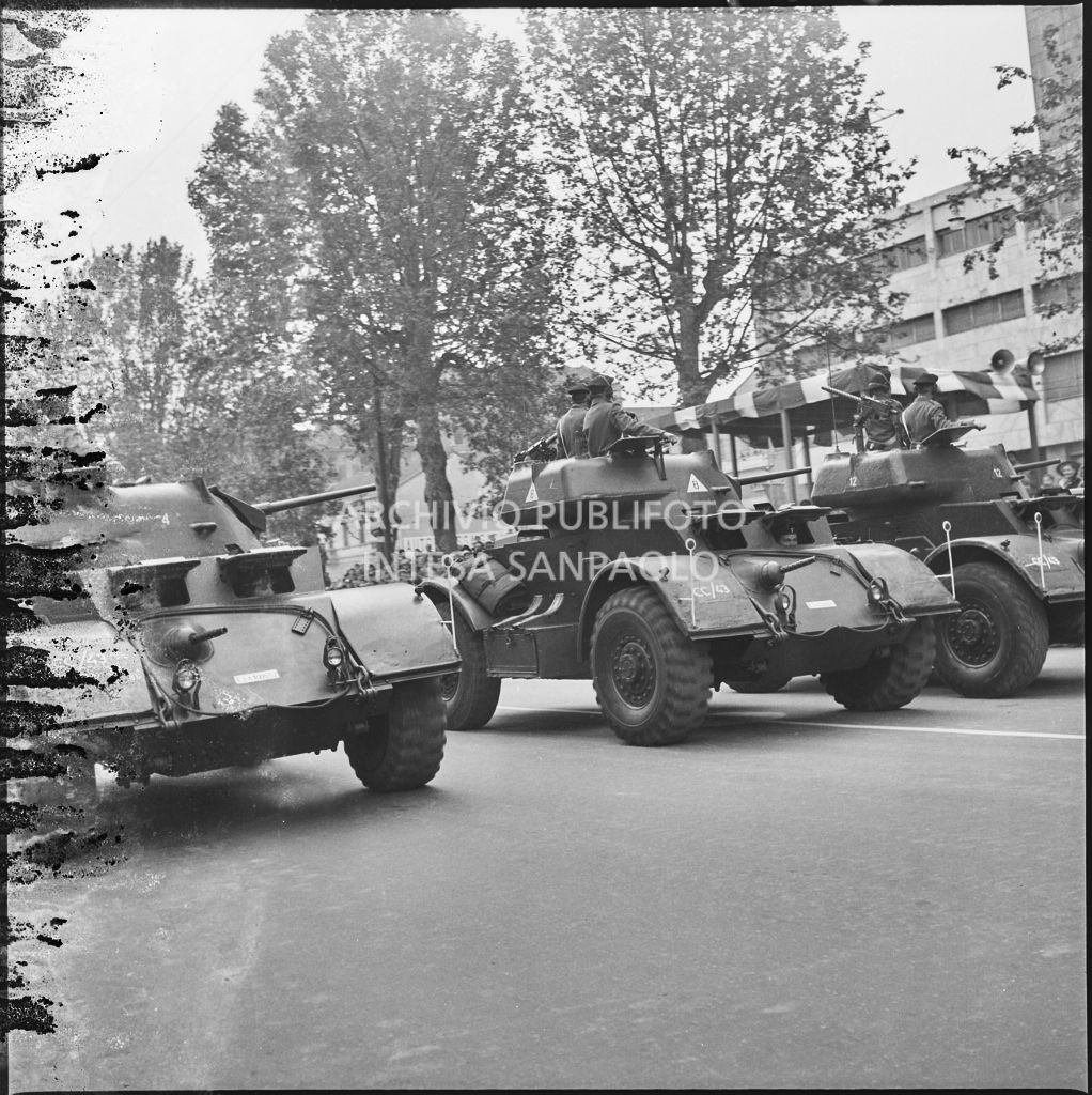 Sfilata di carri armati dell'esercito italiano lungo corso Sempione a Milano gremito di gente in occasione della festa per la proclamazione della Repubblica<br>215711
