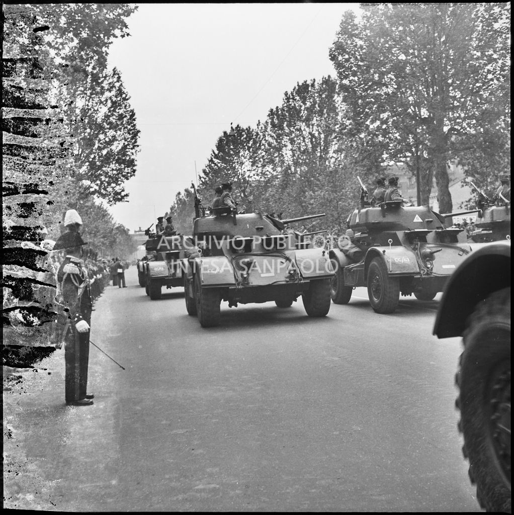 Sfilata di carri armati dell'esercito italiano lungo corso Sempione a Milano gremito di gente in occasione della festa per la proclamazione della Repubblica<br>215712