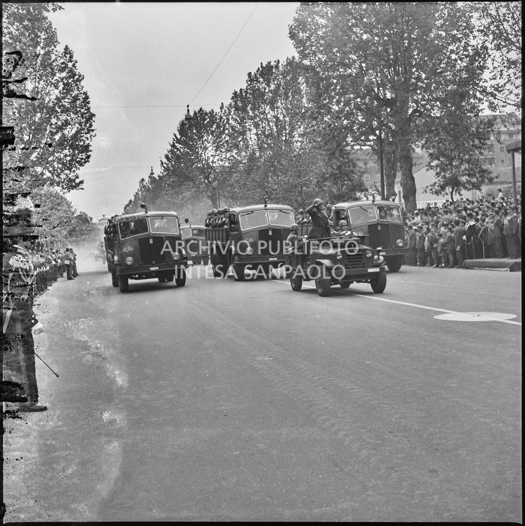 Sfilata dell'esercito italiano lungo corso Sempione a Milano gremito di gente in occasione della festa per la proclamazione della Repubblica<br>215713