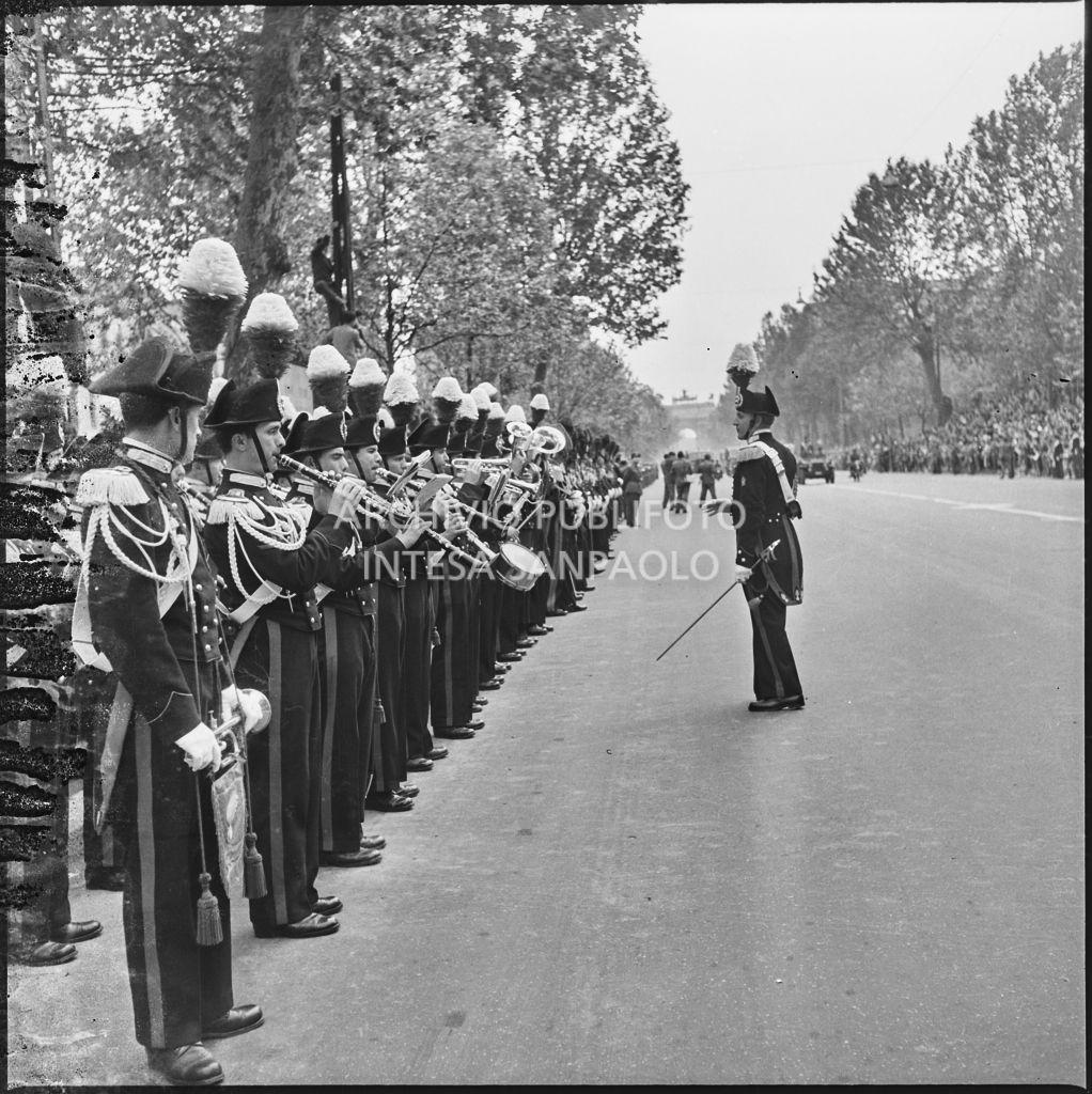 Banda musicale dell'Arma dei Carabinieri lungo corso Sempione a Milano, gremito di gente, in occasione della festa per la proclamazione della Repubblica<br>215714