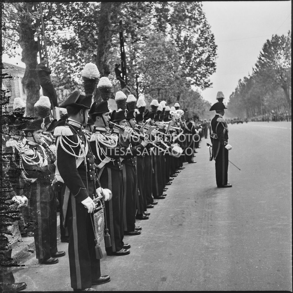 Banda musicale dell'Arma dei Carabinieri lungo corso Sempione a Milano, gremito di gente, in occasione della festa per la proclamazione della Repubblica<br>215715