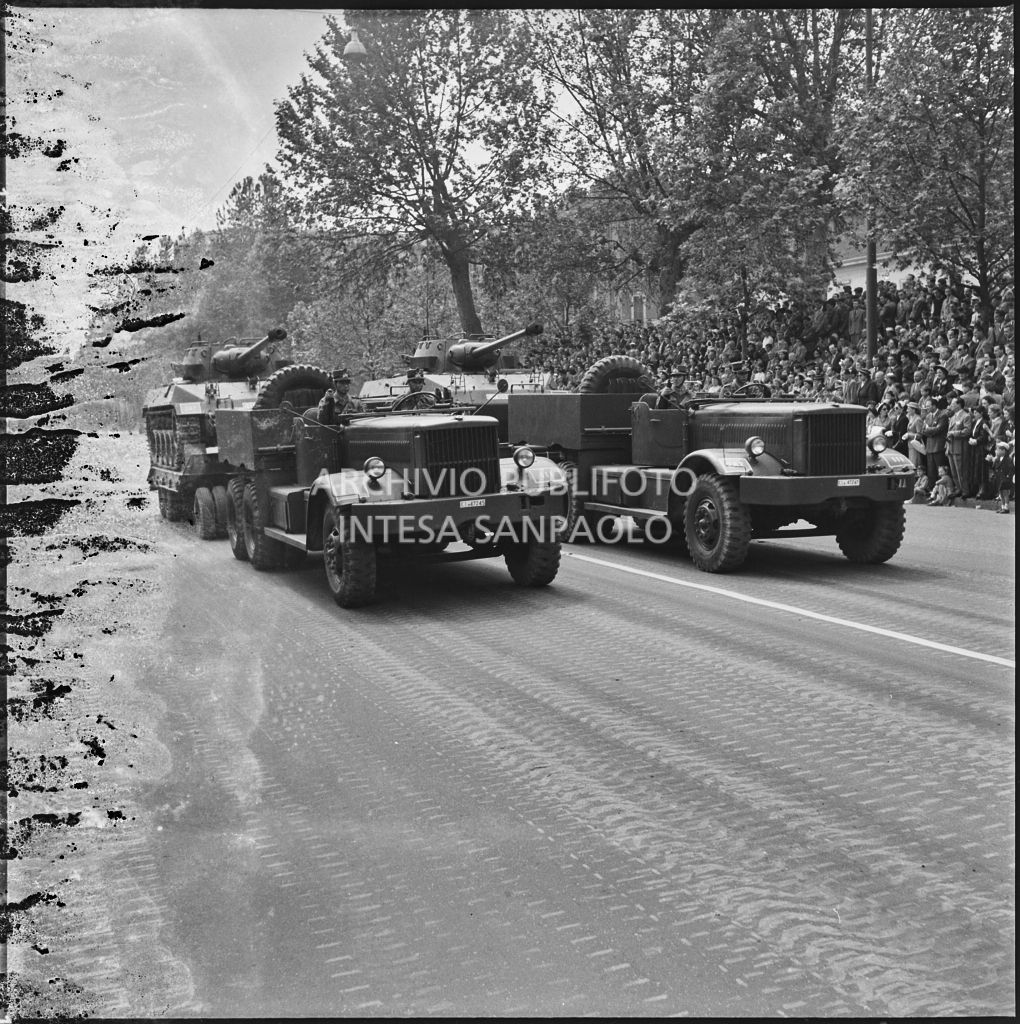Sfilata di carri armati dell'esercito italiano lungo corso Sempione a Milano, gremito di gente, in occasione della festa per la proclamazione della Repubblica<br>215716
