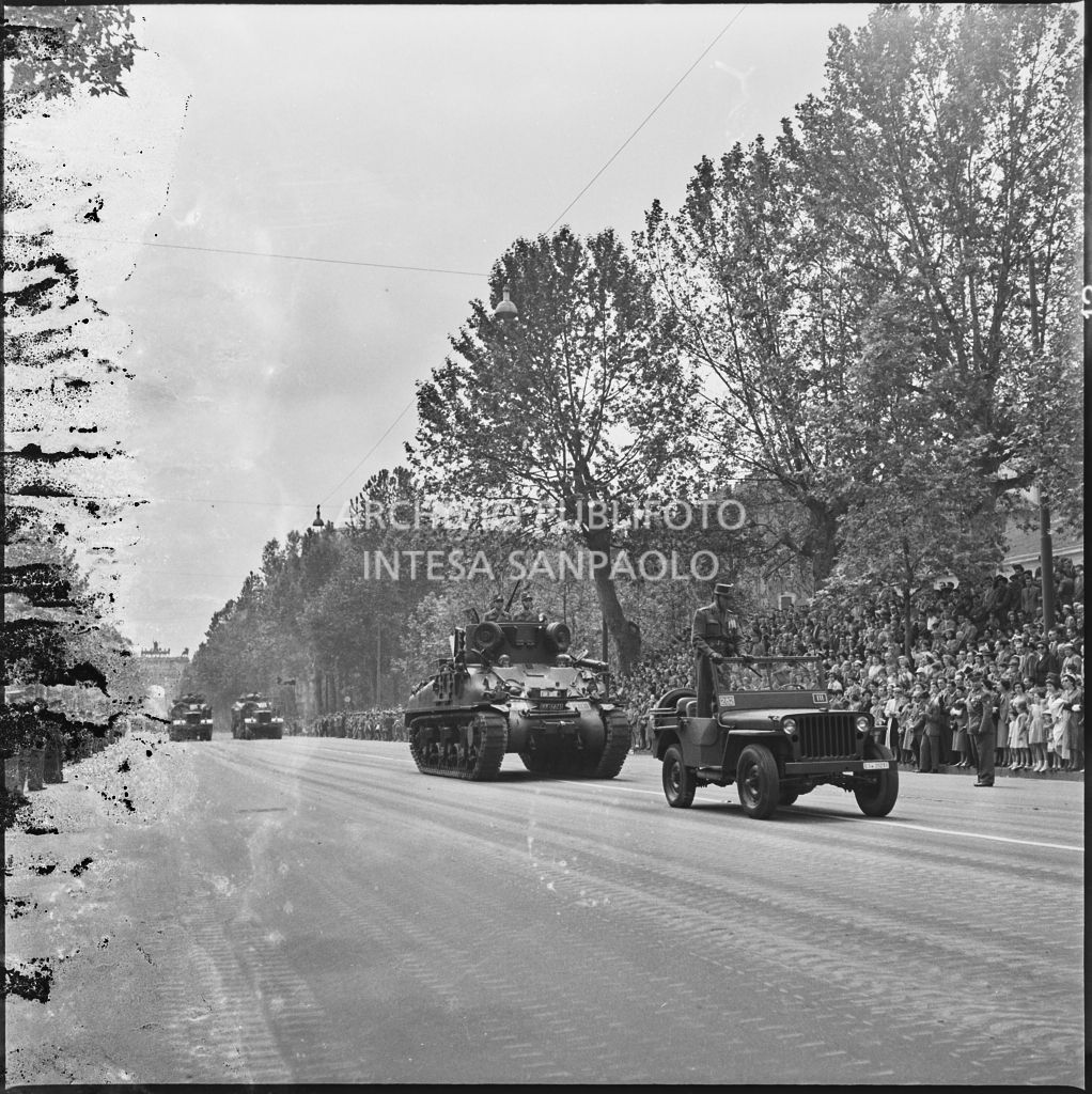 Sfilata dell'esercito italiano lungo corso Sempione a Milano, gremito di gente, in occasione della festa per la proclamazione della Repubblica<br>215718