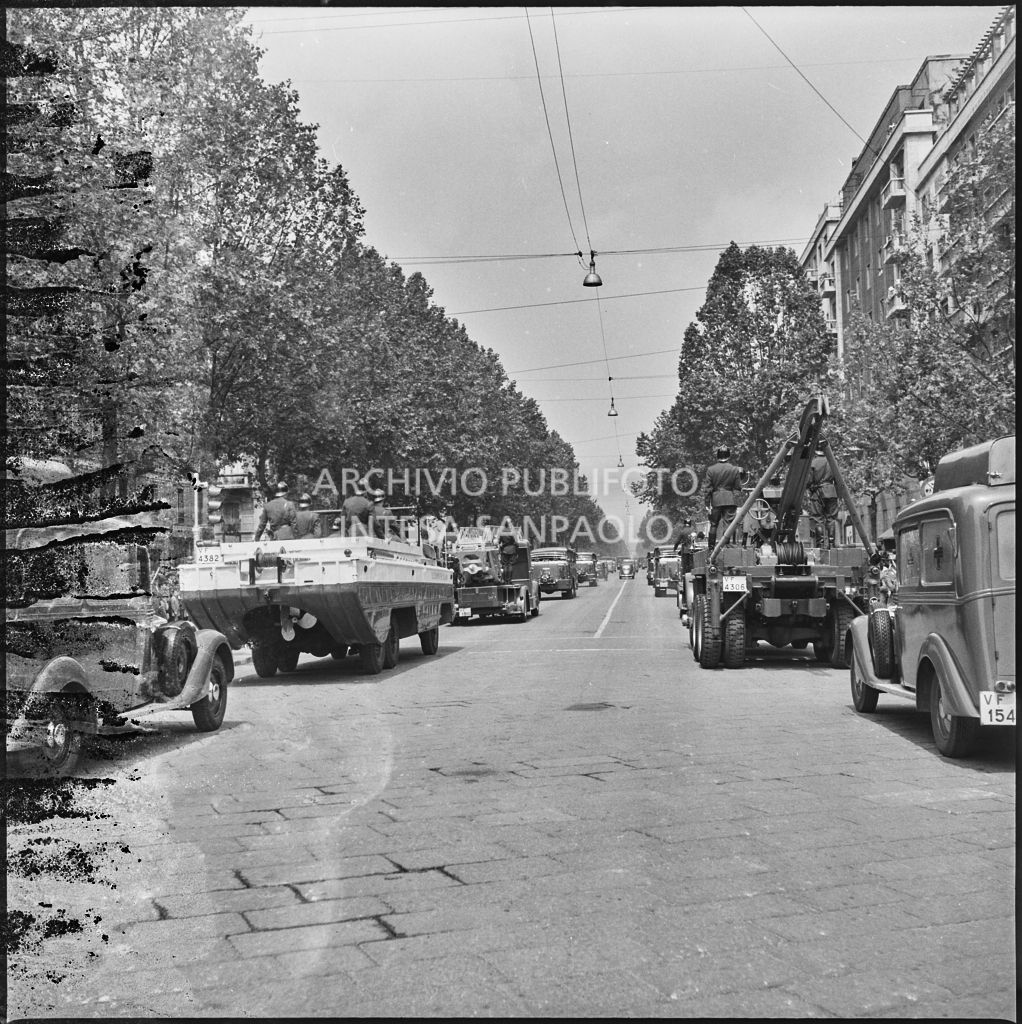 Sfilata dell'esercito italiano lungo corso Sempione a Milano, gremito di gente, in occasione della festa per la proclamazione della Repubblica<br>215719