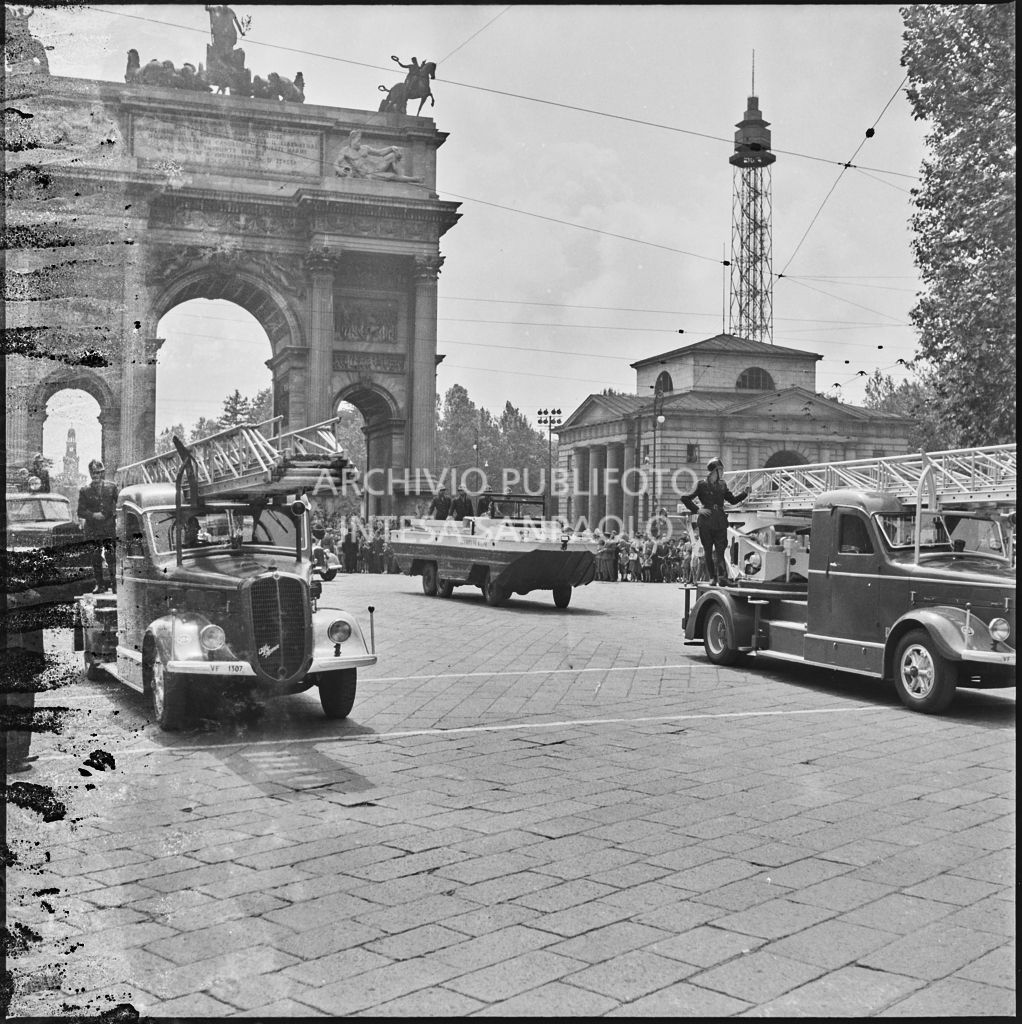Sfilata dell'esercito italiano nei pressi dell'Arco della Pace a Milano, gremito di gente, in occasione della festa per la proclamazione della Repubblica<br>215720