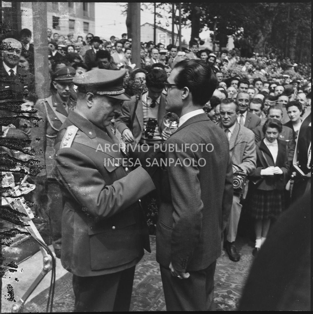 Premiazione di un uomo da parte di un capo dell'esercito italiano in occasione della festa per la proclamazione della Repubblica a Milano<br>215721