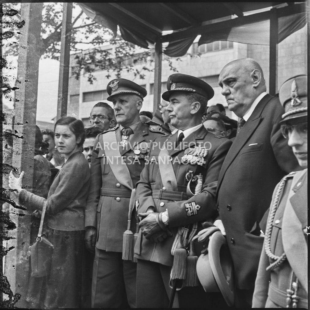 Alcuni capo dell'esercito italiano ed il prefetto di Milano Ernesto Giulio Cappa (secondo da destra) in occasione della festa per la proclamazione della Repubblica a Milano<br>215722