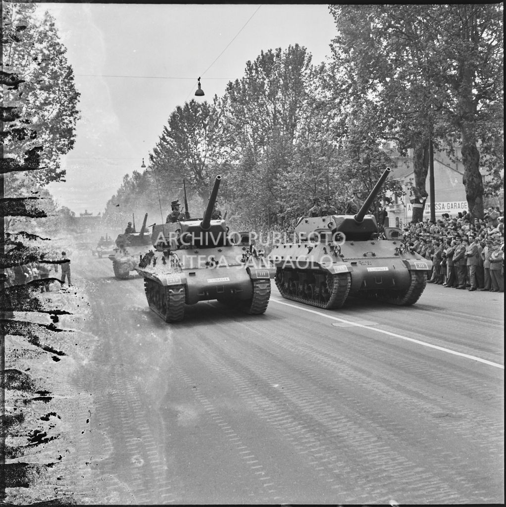 Sfilata di carri armati dell'esercito italiano lungo corso Sempione a Milano, gremito di gente, in occasione della festa per la proclamazione della Repubblica<br>215723