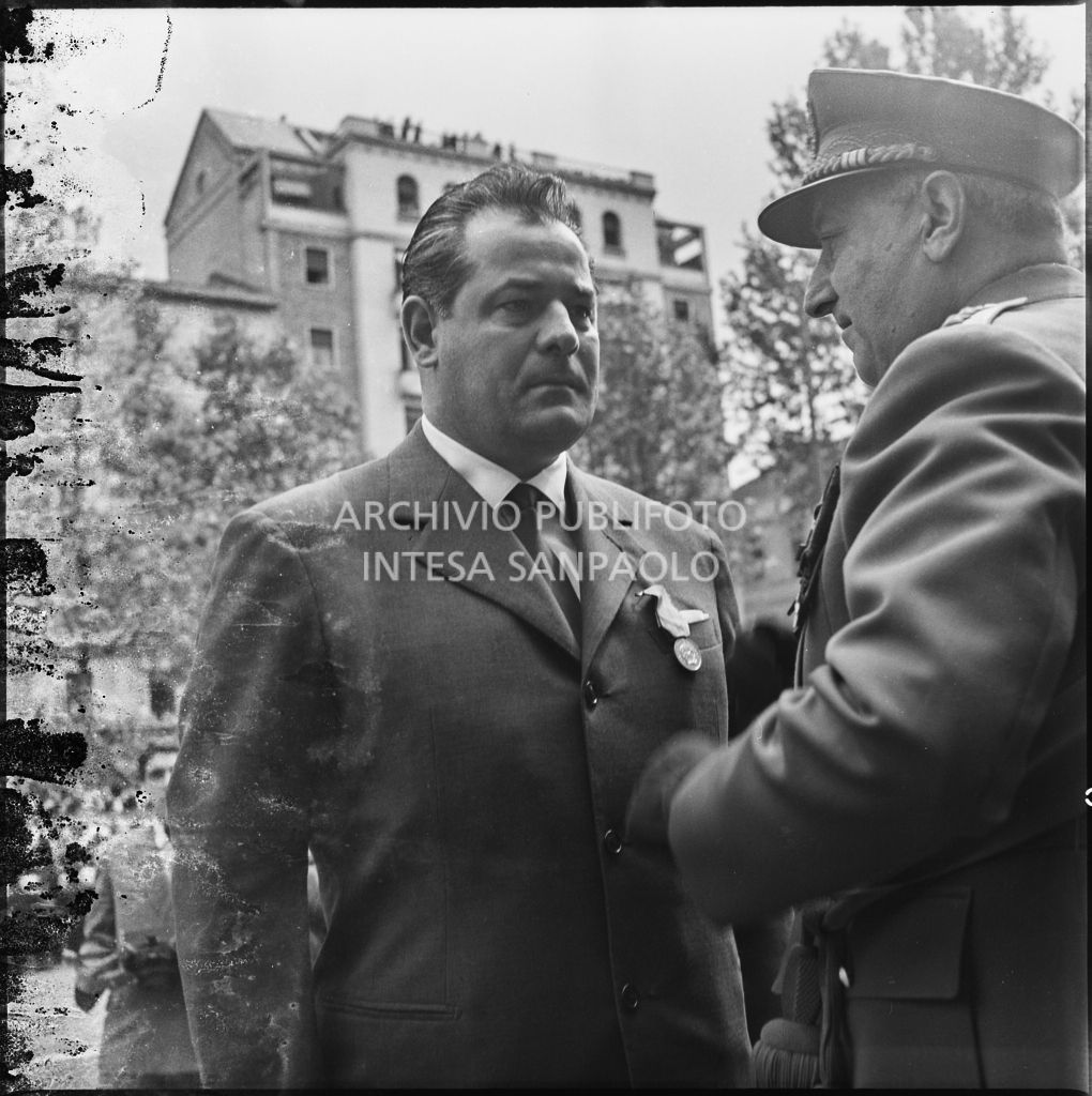 Premiazione di un uomo da parte di un capo dell'esercito italiano in occasione della festa per la proclamazione della Repubblica a Milano<br>215724