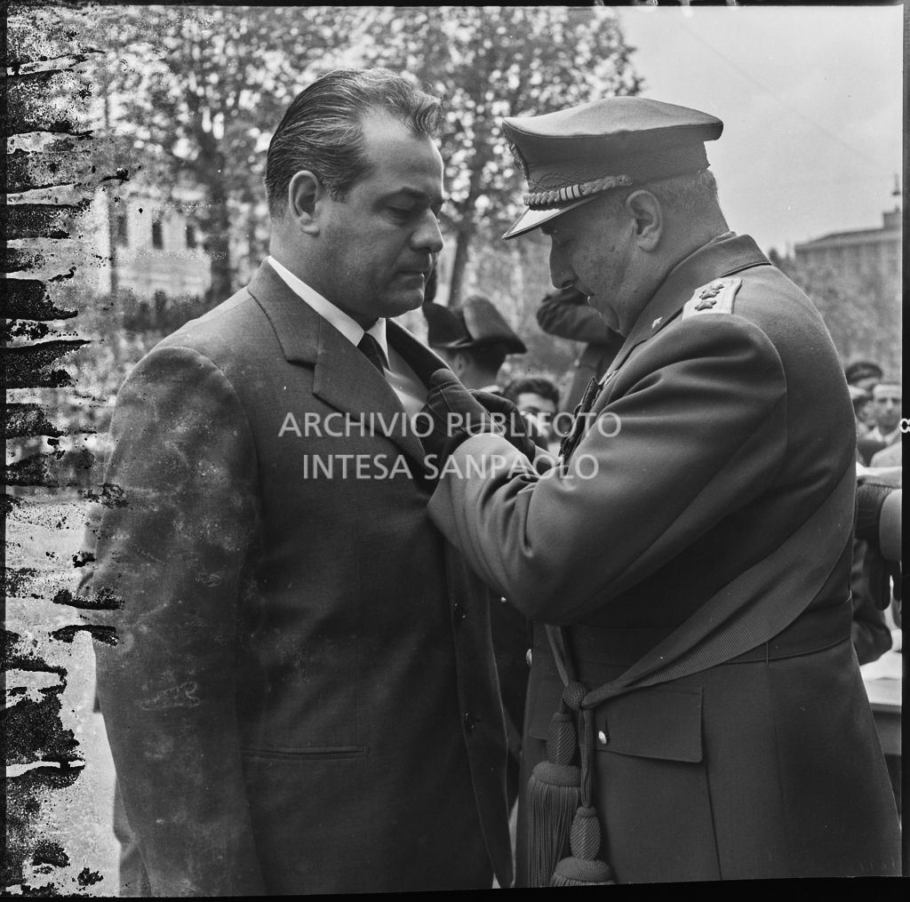 Premiazione di un uomo da parte di un capo dell'esercito italiano in occasione della festa per la proclamazione della Repubblica a Milano<br>215725
