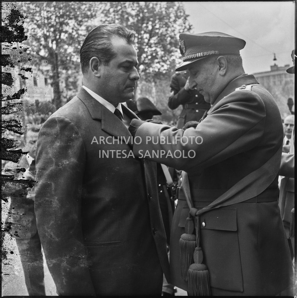 Premiazione di un uomo da parte di un capo dell'esercito italiano in occasione della festa per la proclamazione della Repubblica a Milano<br>215726